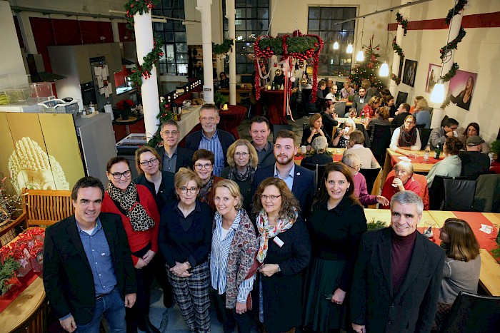 Gruppenfoto von der Dankesfeier für Helfer